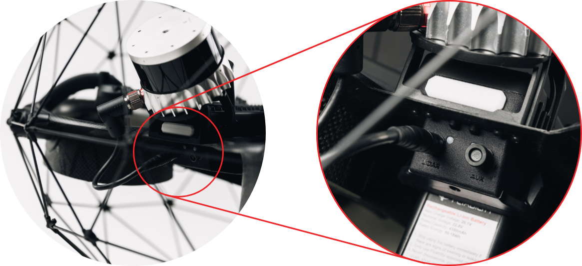 Port z dodatkowym złączem w dronie Elios 3 do podłączenia np. czujnika grubości.