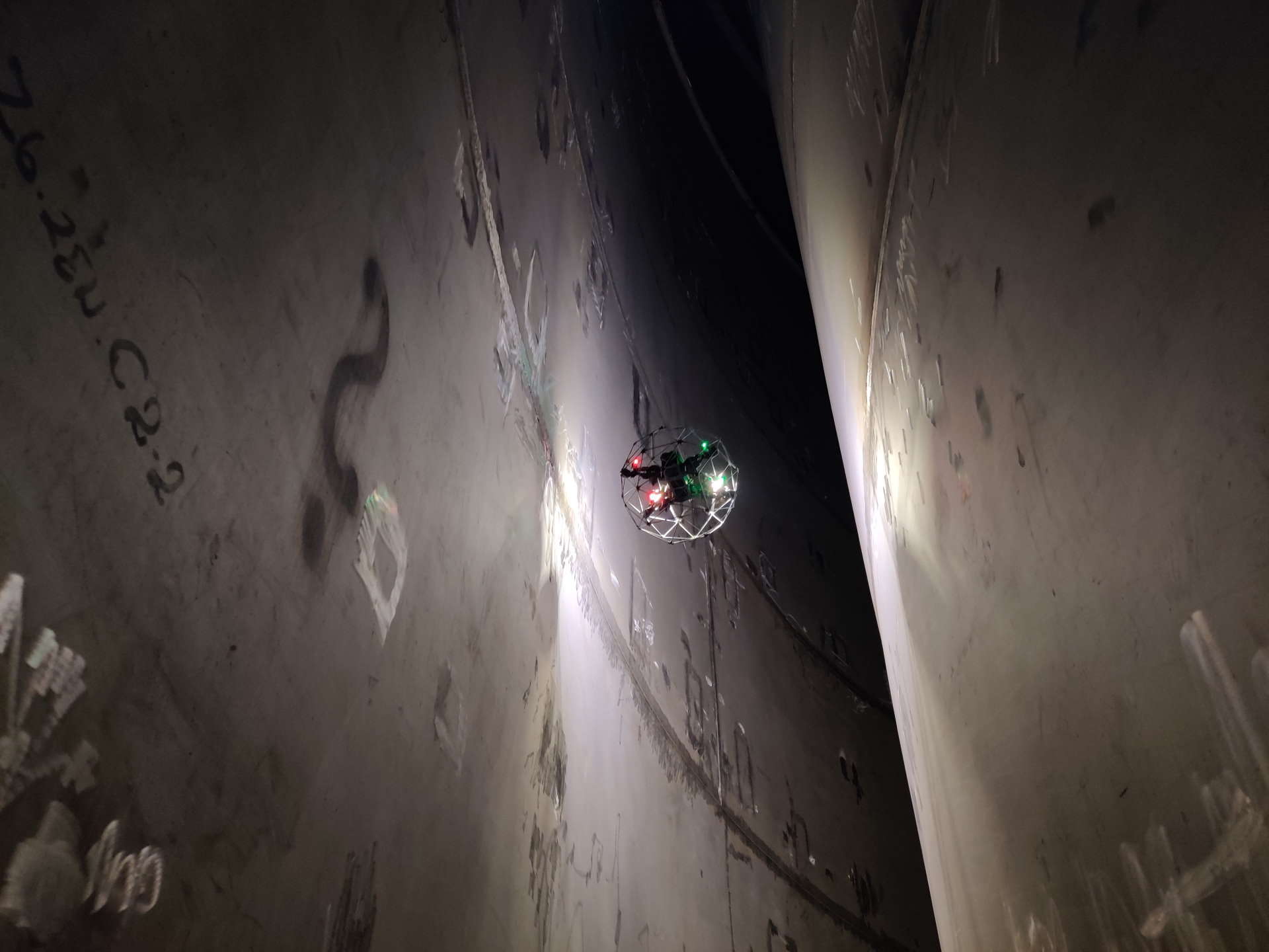 Inspekcje wizualne i termowizyjne z wykorzystaniem drona. Przeglądy techniczne na wysokości.